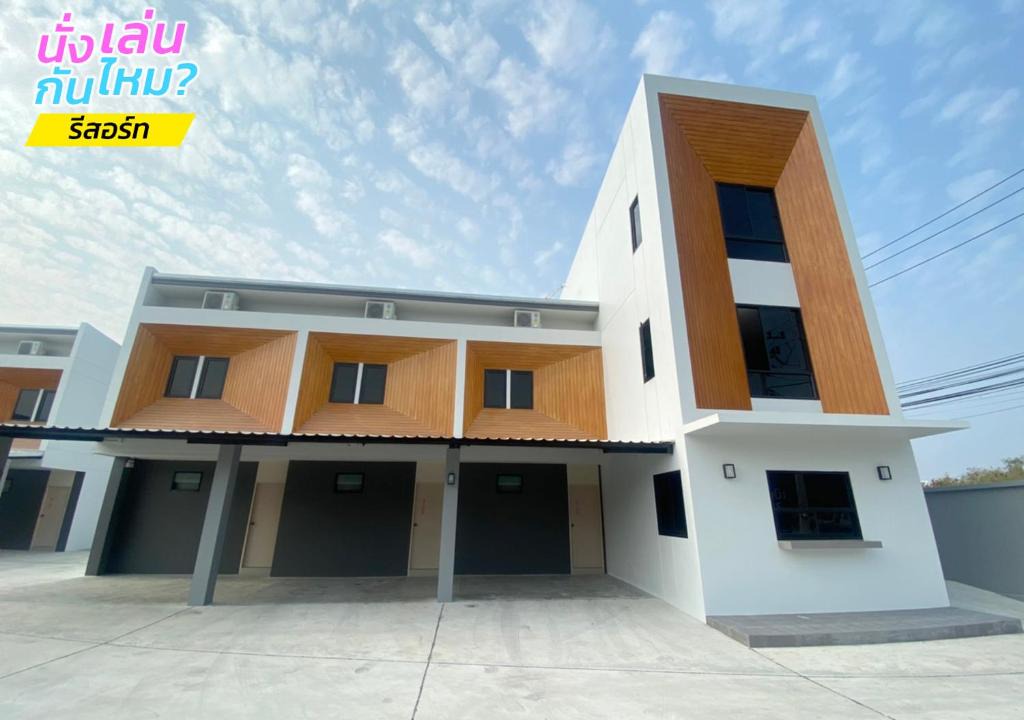 Chonburi Hotel | นั่งเล่นกันไหม รีสอร์ท SHA Plus