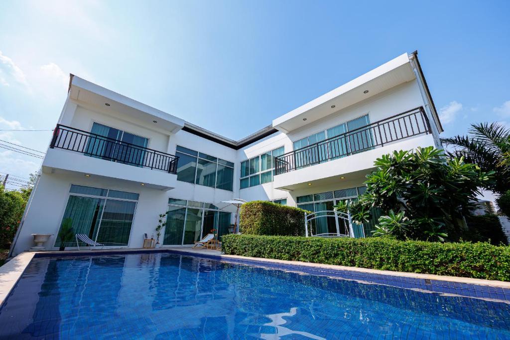 Phlabphla Villa | 曼谷市中心500平轻奢极简独栋泳池别墅
