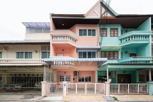 Phra Khanong Apartment | 200 m² Apartment ∙ 4 bedrooms ∙ 11 guests