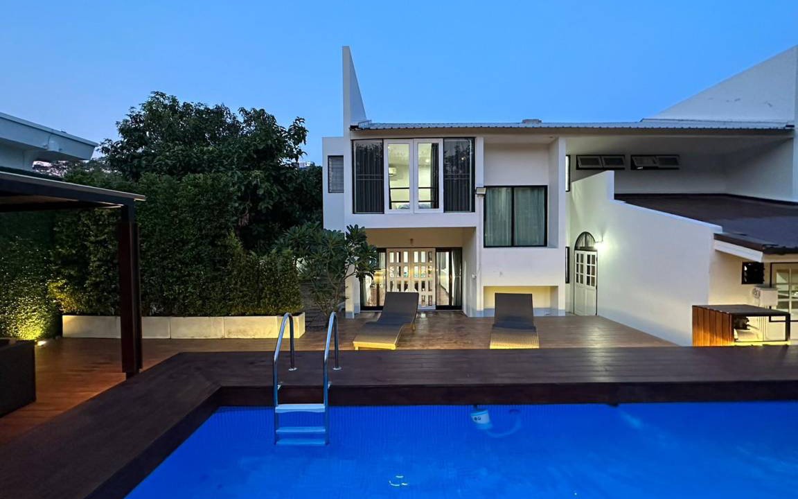 Phra Khanong Villa | 237 m² Villa ∙ 4 bedrooms ∙ 12 guests