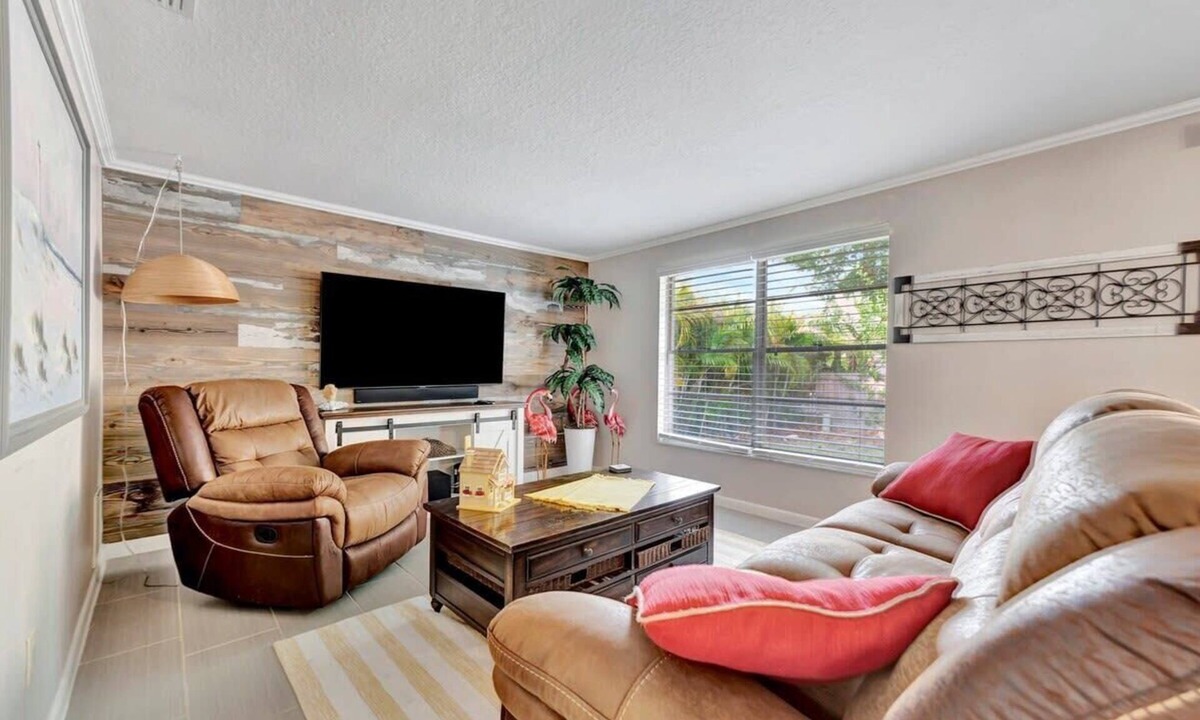 Tarpon Springs House | 2B Pet Friendly Home only 5 minutes to the Beach