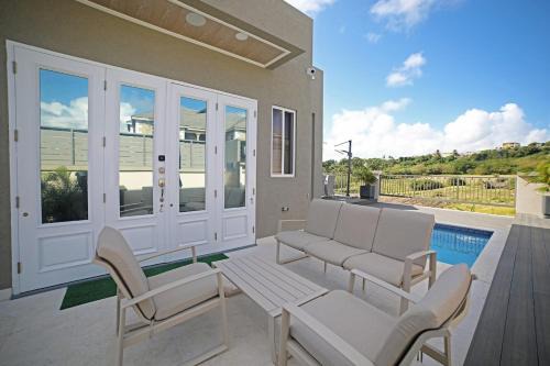 Fortescue House | 3BR Modern Villa w/Private Pool & Fire Pit
