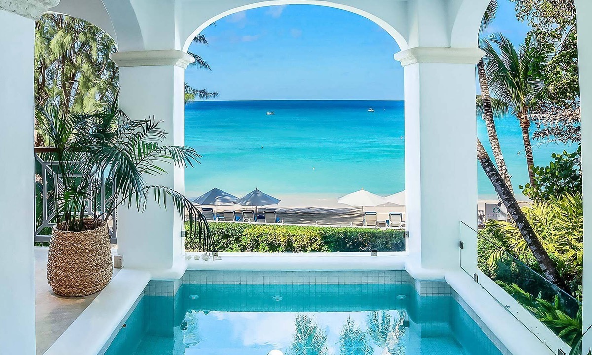 Old Trees Bay Villa | A Chic and Elegant Three Bedroom Beachfront Apartment