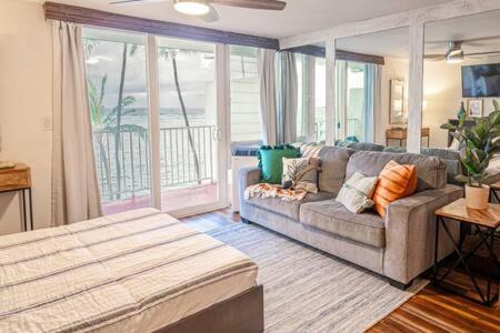 Punaluu House | Beachfront Condo with AC