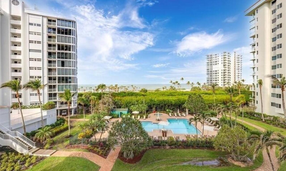 Park Shore Condo | Beautiful 2 bedroom steps from the beach - CL0203e