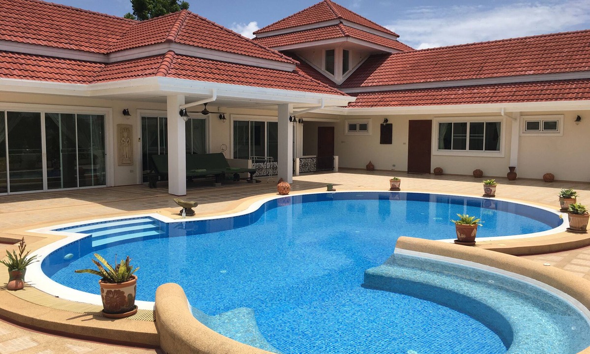 Nong Prue House | Beautiful 5 Bedroom house in a secure Pattaya village , + private swimming pool