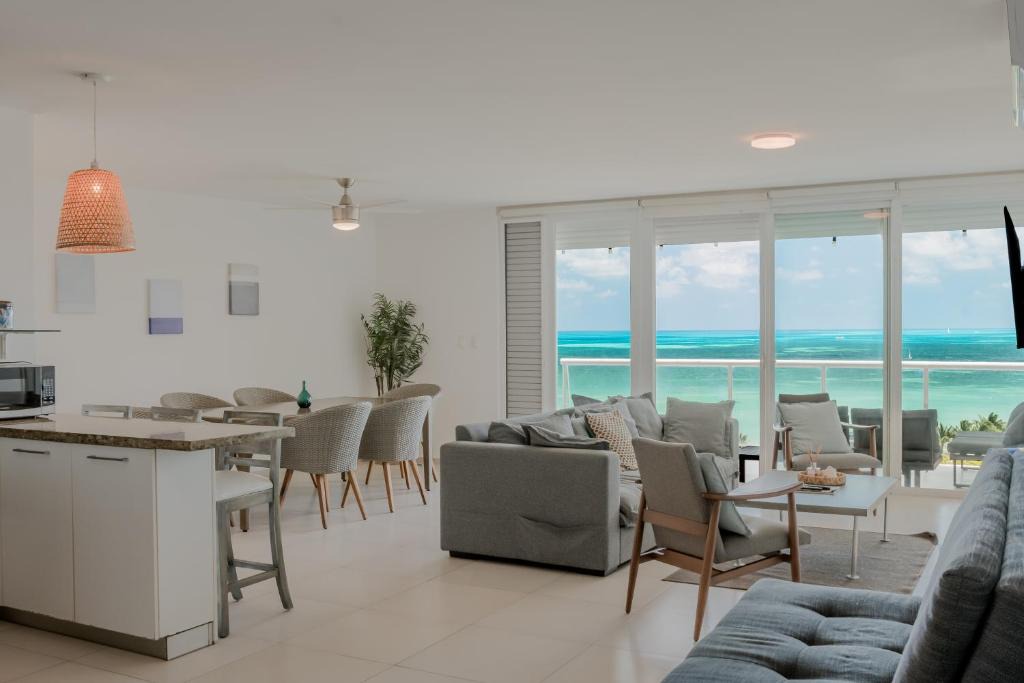 Puerto Juarez Apartment | BLUE DREAM Beachfront 2 BDR by Casa Paraiso