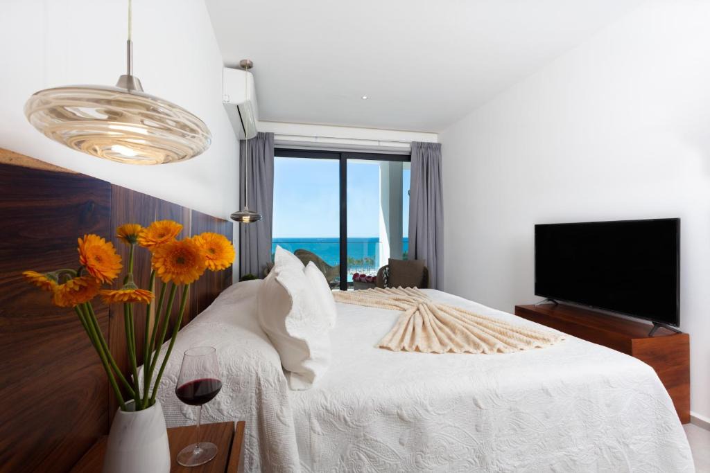 Flamingos House | Blue view beauty! Beachfront condo with large private terrace