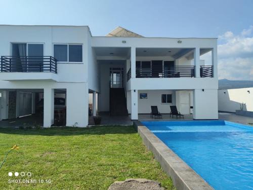 Alto Lucero Villa | Casa Playa Eugen beach house with pool