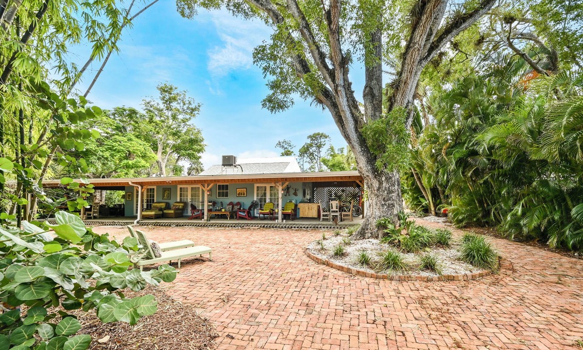 East Naples Apartment | Charming Waterfront Efficiency- only 2 miles to Olde Naples!