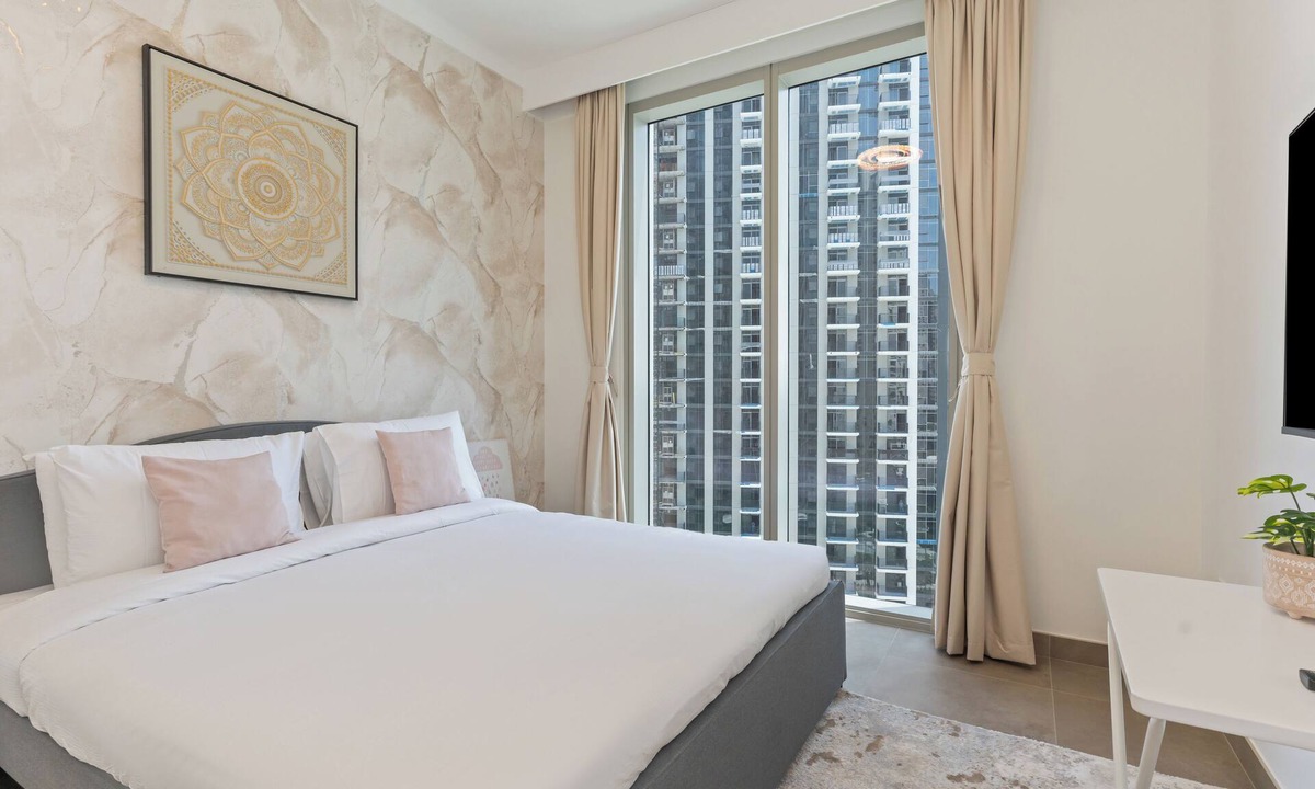 Dubai Apartment | Chic 2-bedroom apartment with WiFi, AC in Creek Harbour Dubai