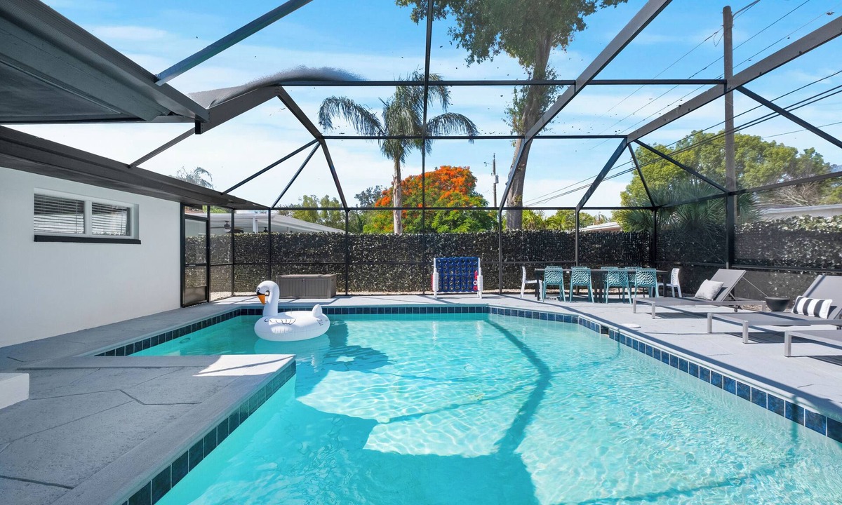 Clearwater House | Chic heated Pool Clearwater Beach BBQ Fire Pit