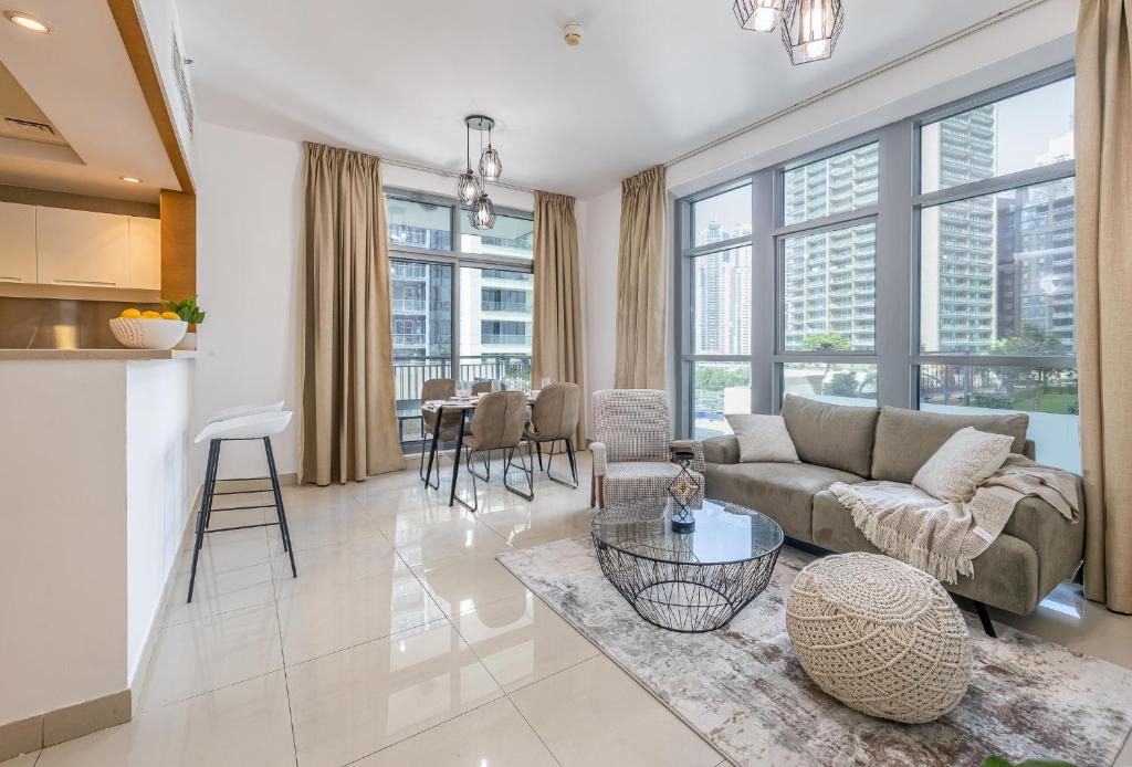 Downtown Dubai Apartment | Contemporary 1 BR + study Holiday Home in Downtown