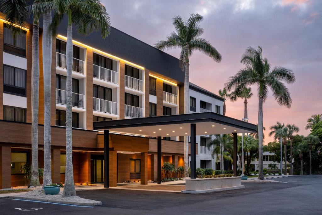Central Naples Hotel | Courtyard by Marriott - Naples