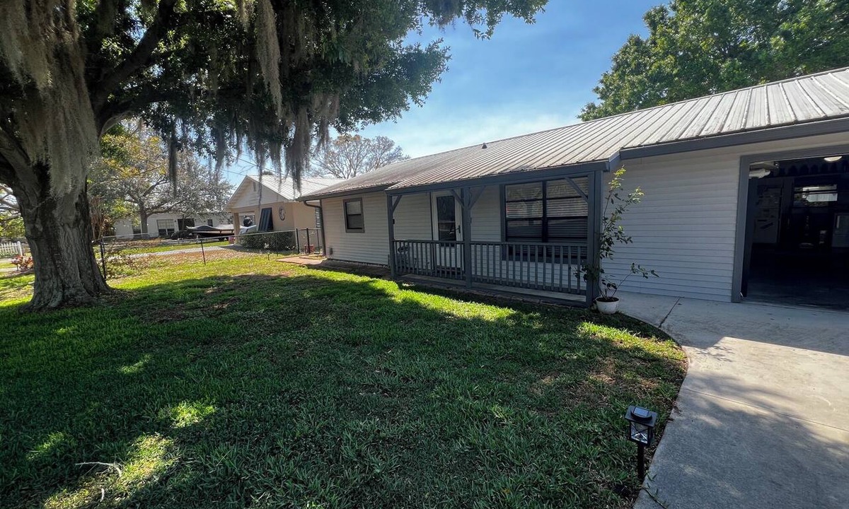 Buckhead Ridge House | Cozy 2-BD/2 BA water front home in quiet town Okeechobee