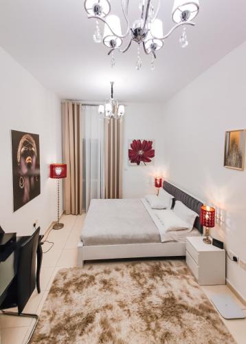 Dubai Apartment | Elegant Fresh 1BR with Heated Pool, just steps from Mall, Restaurants & Fitness center