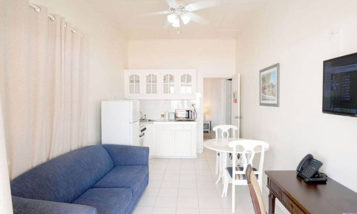 Worthing Apartment | Ensuring a Very Comfortable & Memorable Stay! Outdoor Pool, Beach Nearby!