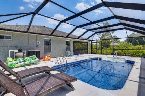 Eisenhower House | Fairways & MLB Fun! Poolside Haven in Lehigh Acres
