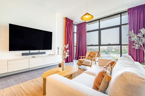 Al Raha Beach Apartment | Fantastic Rooftop Pool - Full Canal Views - Spacious 1 BDR Designed by Designer - 5 min walk from Space42 Arena