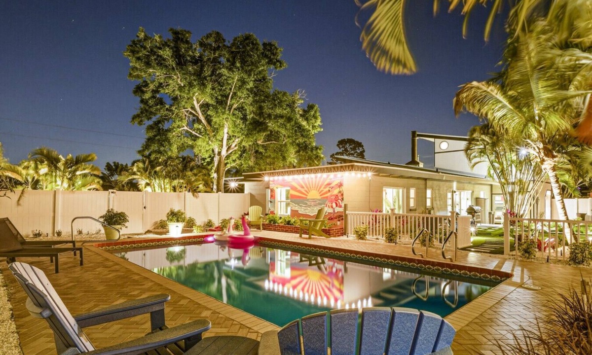 Bayshore Gardens House | First Level | Sleeps 12 |Putt Putt | 4 BD 2 BA