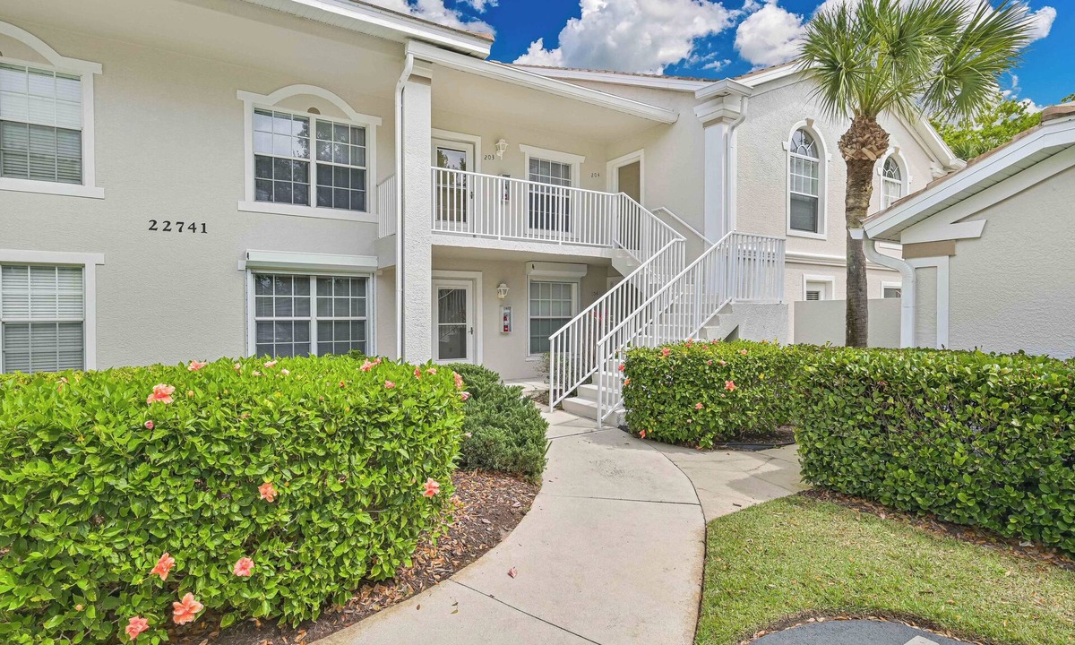 Fountain Lakes Condo | Fountain Lakes - Gorgeous Top Floor Unit, 9 Hole Chip & Put Included!