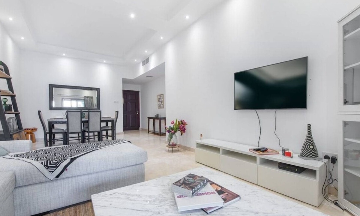Dubai Marina Condo | Free housekeeping visits during your stay - StayShort - Stylish 2BR Dubai Marina Stay Balcony Views