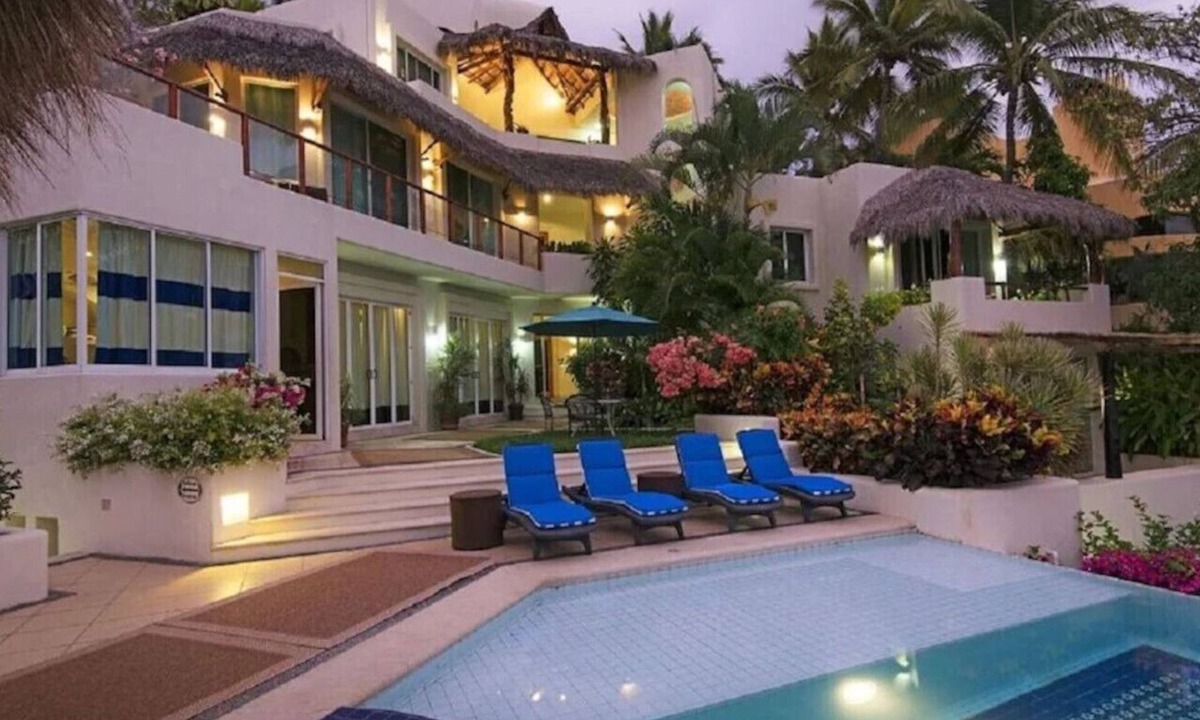 La Punta Villa | Fully staffed oceanfront Villa in gated community