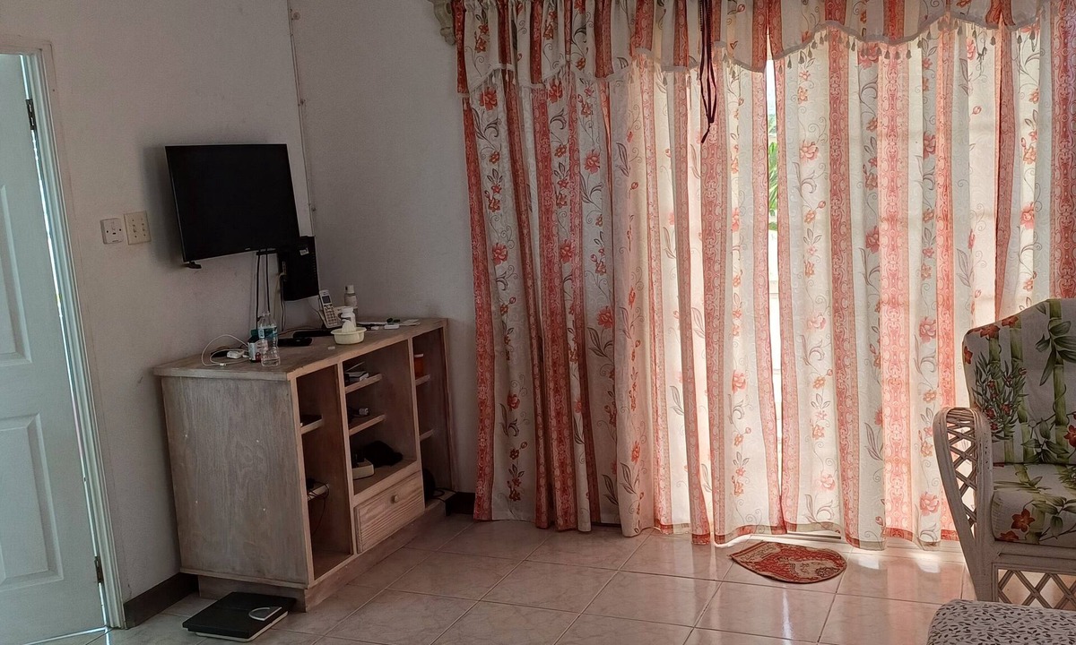 Two Mile Hill Apartment | Great, Centrally located appartment with extra large rooms