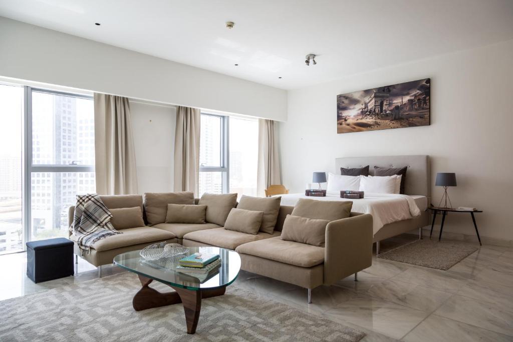 DIFC Apartment | HiGuests - Luxury Studio with Panoramic City Views and Pool