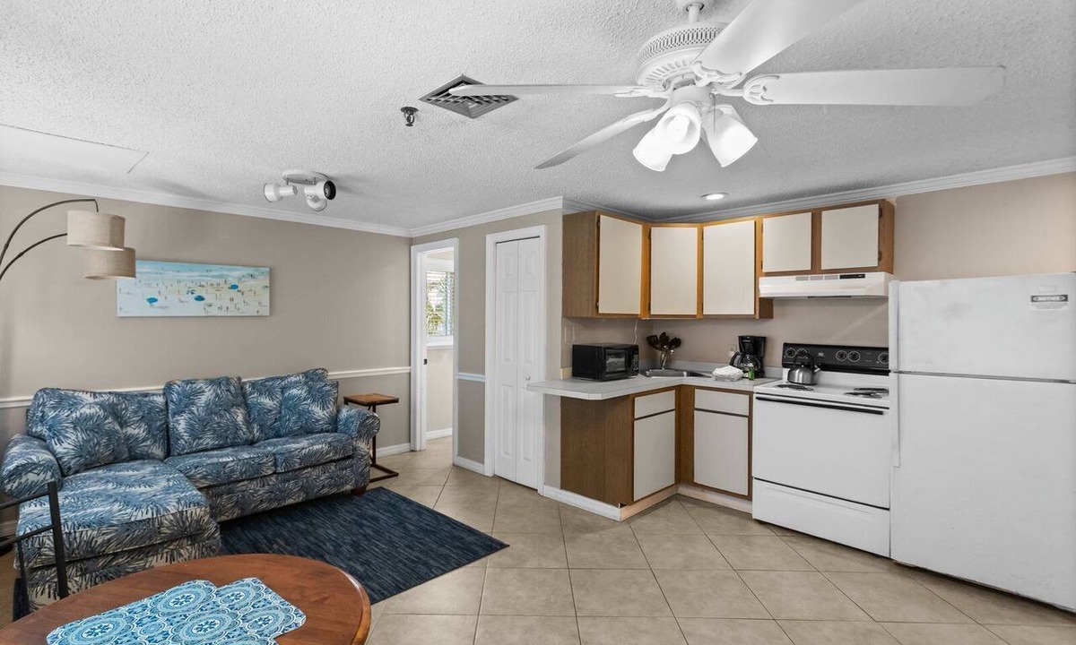 Madeira Beach Condo | John's Pass - Beach Location - Beach Place #200