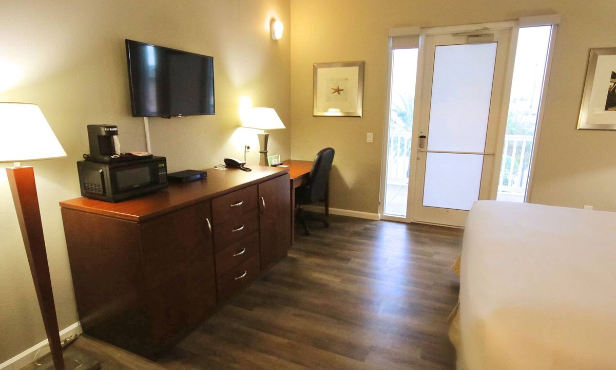Madeira Beach Hotel | King Accessible Standard Room