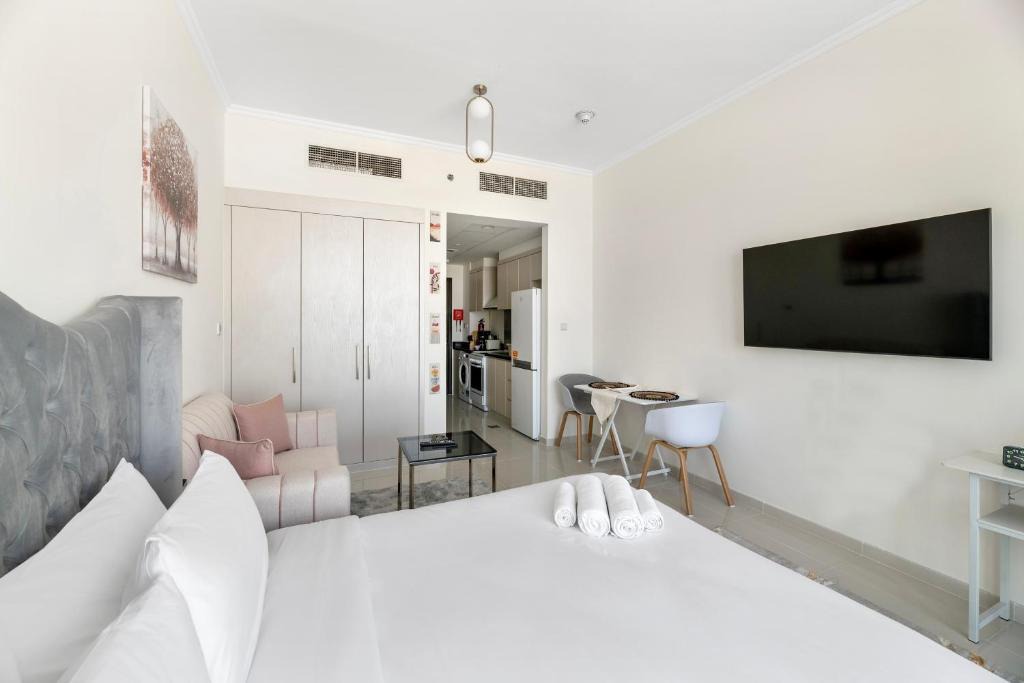 Dubai Apartment | Luxurious - Studio - Damac Hills - Pool & Gym