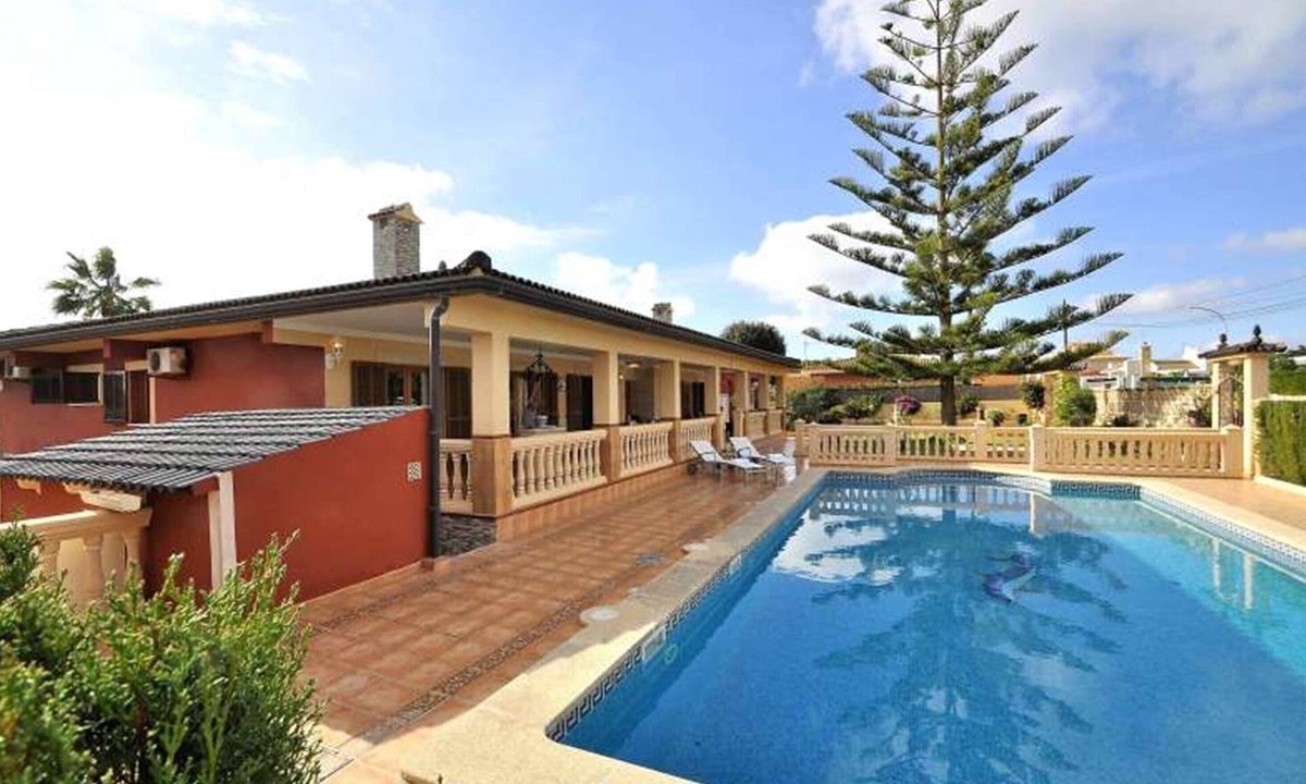 Badia Blava Villa | Luxurious villa with pool in Bahía Grande