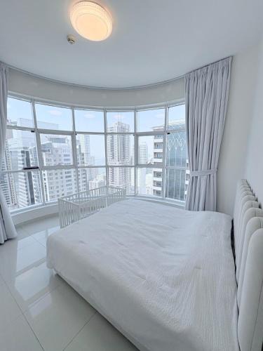 Al Khan Apartment | Luxury apartment with sea view, gym and pool!