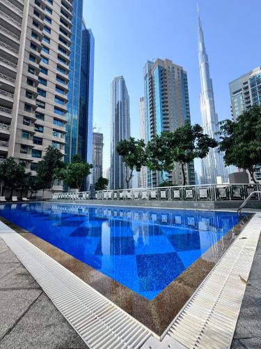 Downtown Dubai Apartment | Luxury Burj Khalifa & Fountain View Apartments Steps to Dubai Mall by Simply Comfort