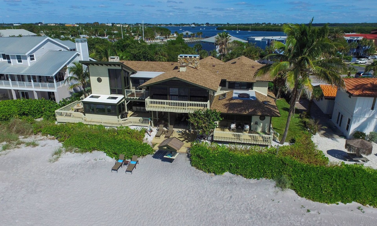 Englewood House | Magnificent Beachfront home with large internal and external living space