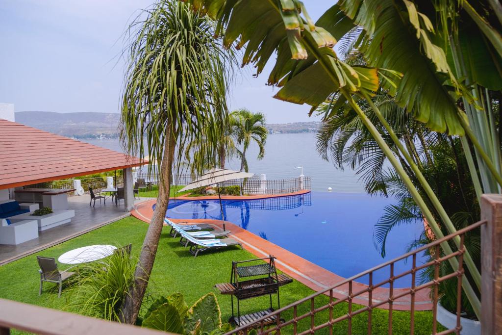 Tequesquitengo Villa | Magnificent Lake Shore Villa with infinity pool, jacuzzi and private pier