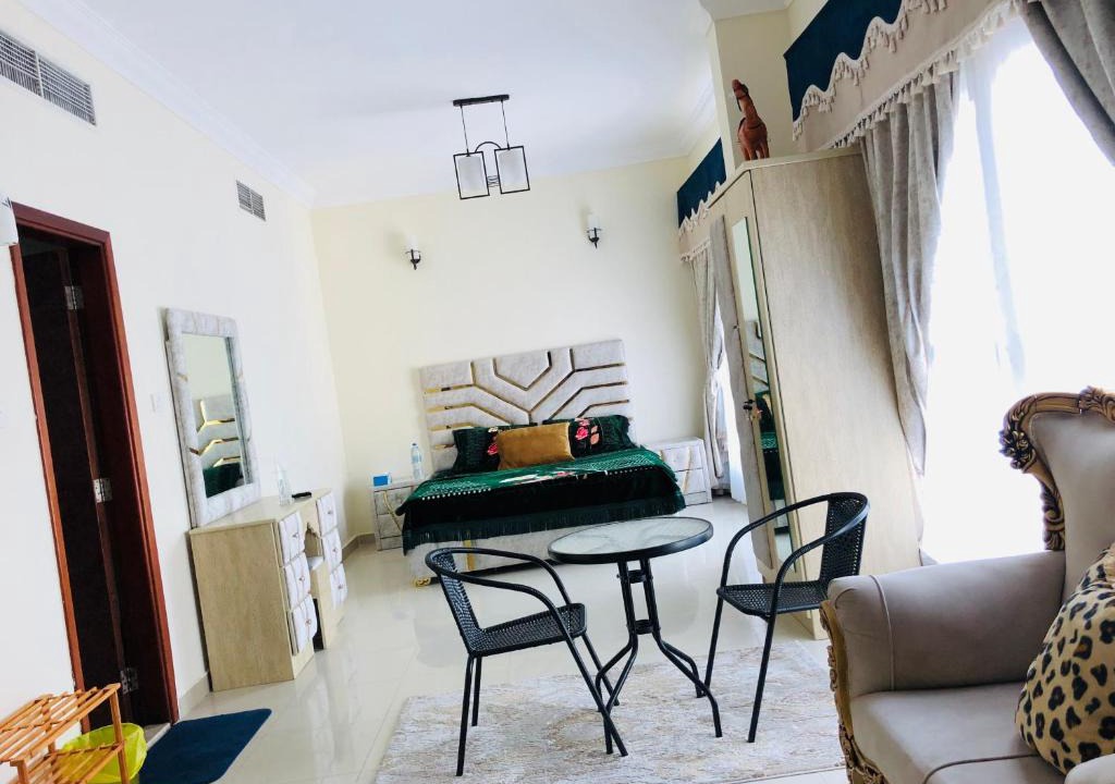 Jumeira 3 House | Master Room with Private bathroom
