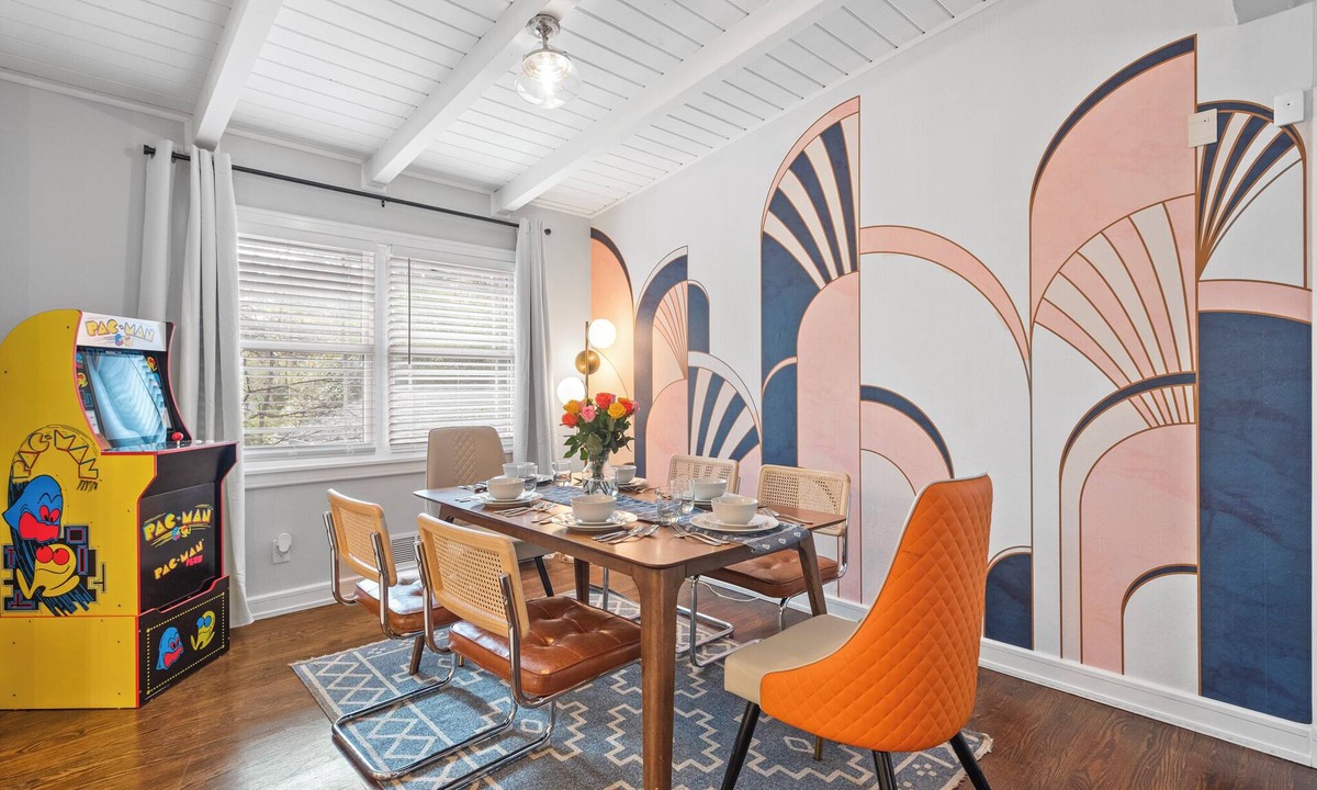 Chamblee House | Modern 3Bd 2Ba Firepit-Sleeps 8 King Bed.