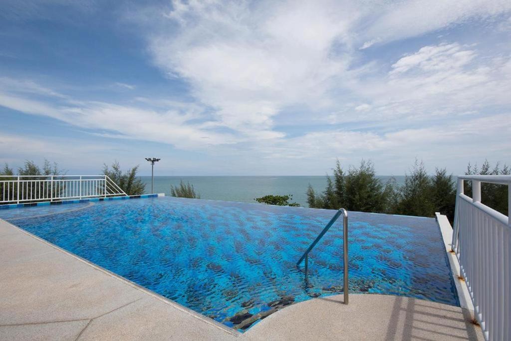 Kram Apartment | Modern well kept sea front condo in Mae Phim Beach