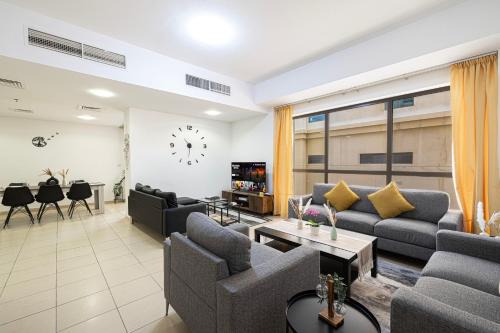 Jumeirah Beach Residence Hostel | Moonlight Hostel JBR - 2min Walk To JBR Beach - Gym - 2min Metro Station - Poll
