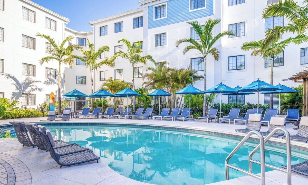 Park Shore Hotel | Naples Getaway Studio Suite Room with Free Breakfast