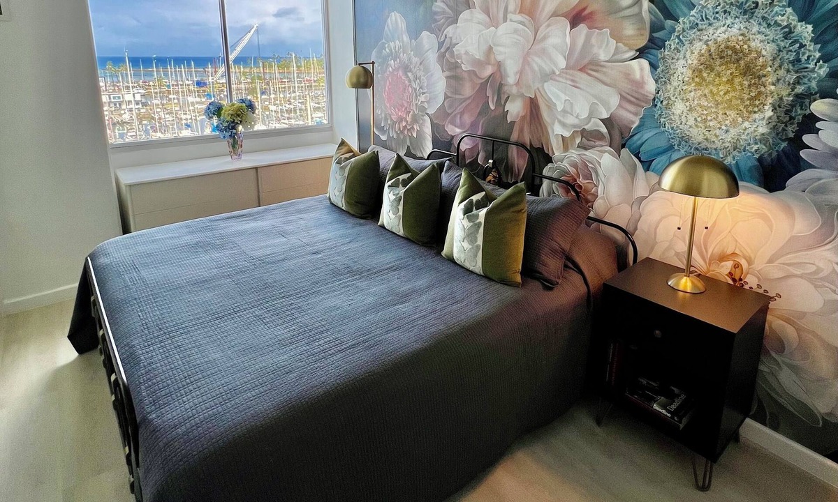 Waikiki Condo | New Decor! Oceanfront, Yacht Harbor, Luxury, Friday Fireworks front row, FAB!