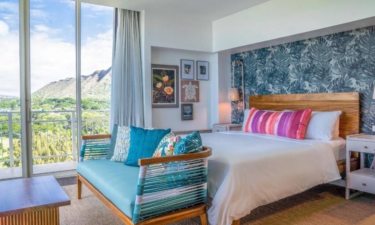 Diamond Head - Kapahulu - St. Louis Hotel | Oceanfront Room w/Private Lanai | Steps to the Beach & Close to Diamond Head