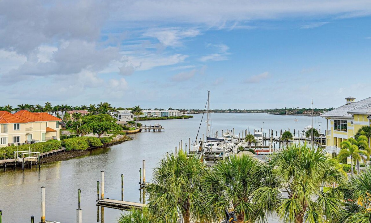 Old Naples Condo | Pool Access: Relaxing Naples Bay Extended Stay!