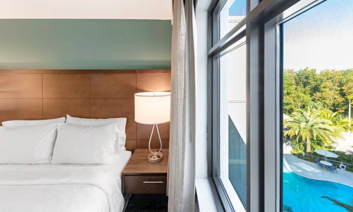 Ole Apartment | Pool-View Studio Suite Near Naples Beaches