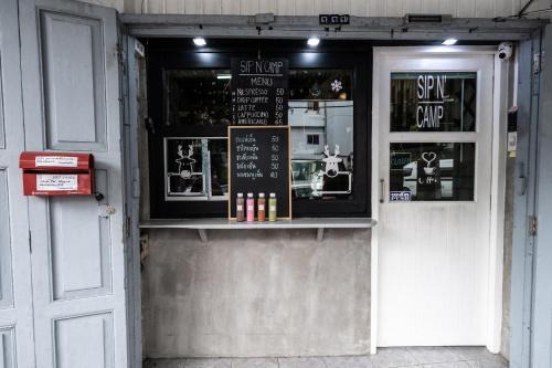 Chakkrawat Hostel | Sip N' Camp