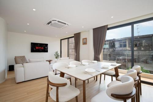 Khlong Toei Apartment | Spacious 3BR Apartment 650m from BTS Ekkamai
