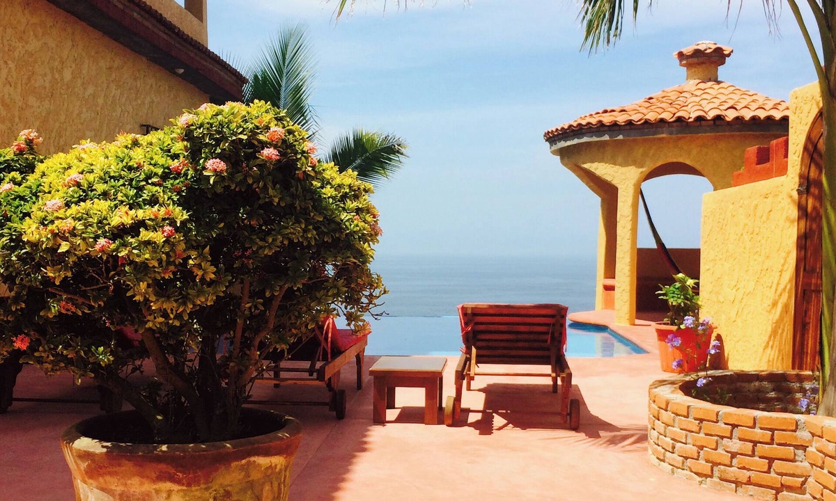 Puerto Angel House | Spacious 6-bedroom house in Escahauite area with pool