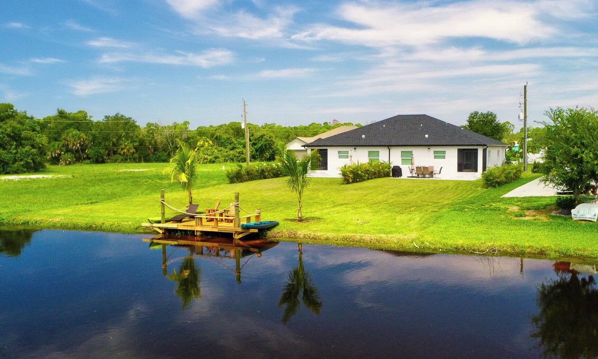 Pebble Beach House | Spacious waterfront 6 Bd duplex in lovely Rotonda West near oceans .
